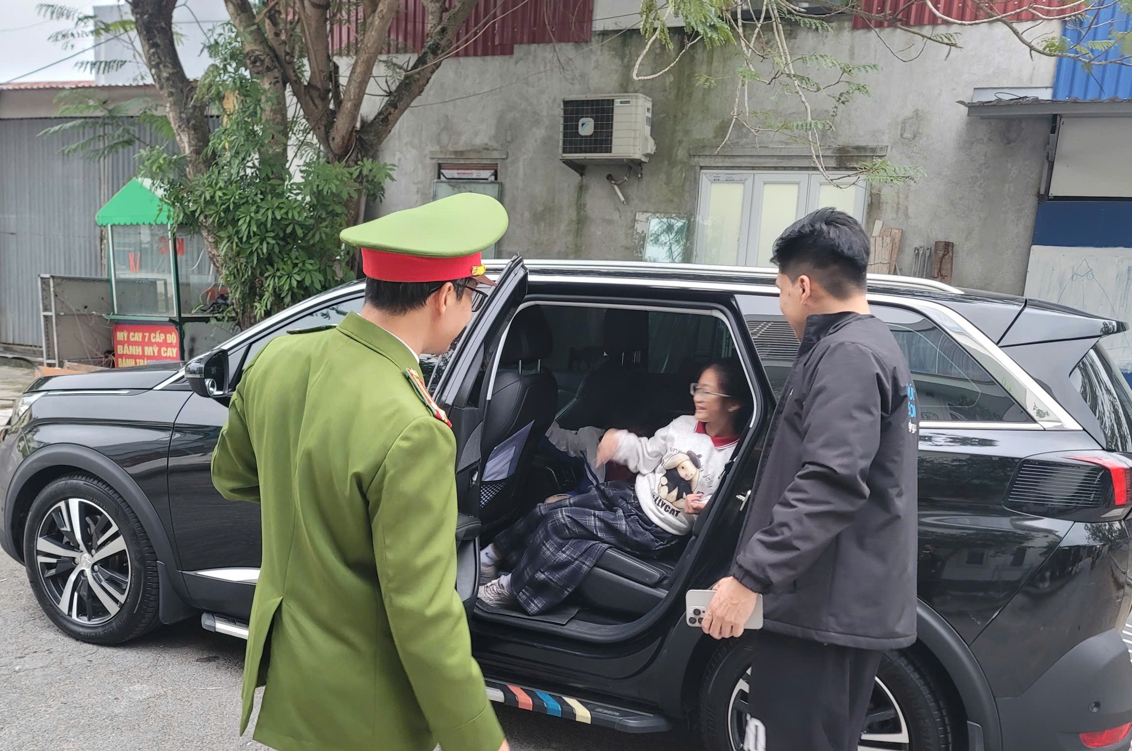 Công an phường Đồ Sơn tuyên truyền quy định mới về bảo đảm an toàn cho trẻ em khi tham gia giao thông bằng xe ô tô